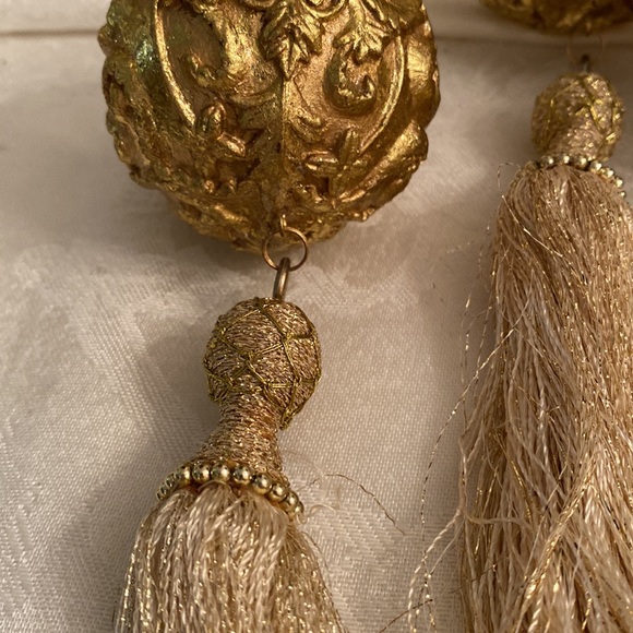 6 BEAUTIFUL GOLD BALL WITH TASSEL ORNAMENTS *NEW* - Picture 4 of 4